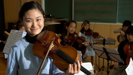 Sayaka Shoji with students of the Toho Gakuen School in Tokyo Sayaka Shoji with students of the Toho Gakuen School in Tokyo