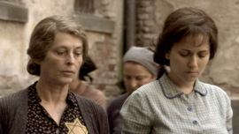 Hannah Senesh (Meri Roth) and her mother Catherine (Marcela Nohýnková)