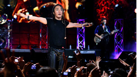 Arnel Pineda performs with Journey in Manila.