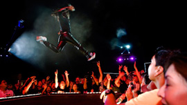 Arnel Pineda performs with Journey.