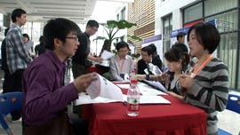 Wan Chao presents his CV at a job fair. Wan Chao presents his CV at a job fair.