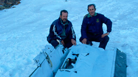 Adolfo "Fito" Strauch and Gustavo Zerbino near the plane's wing